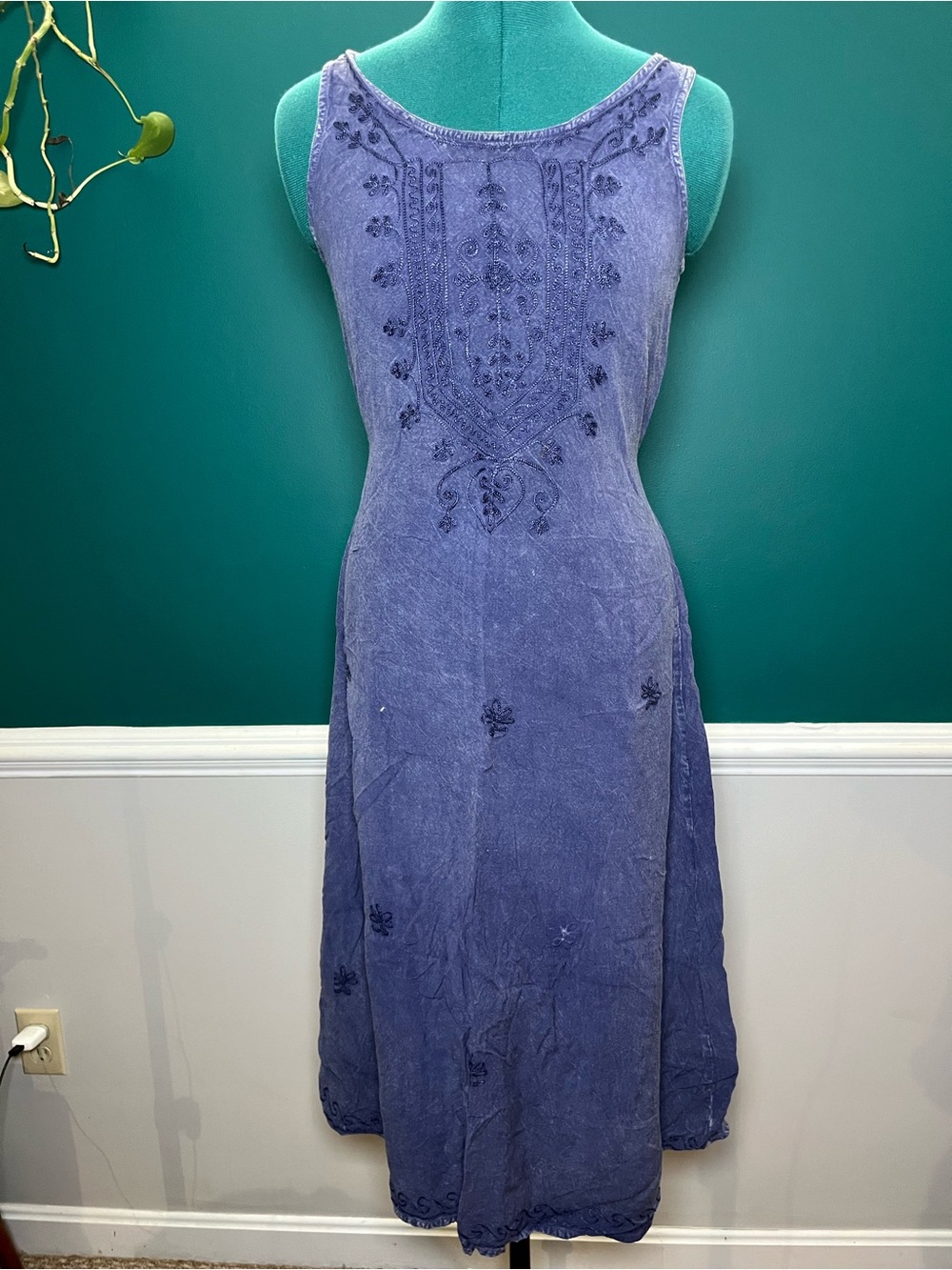 Hippie boho Women's Embroidered Sleeveless Midi Dress with tie back